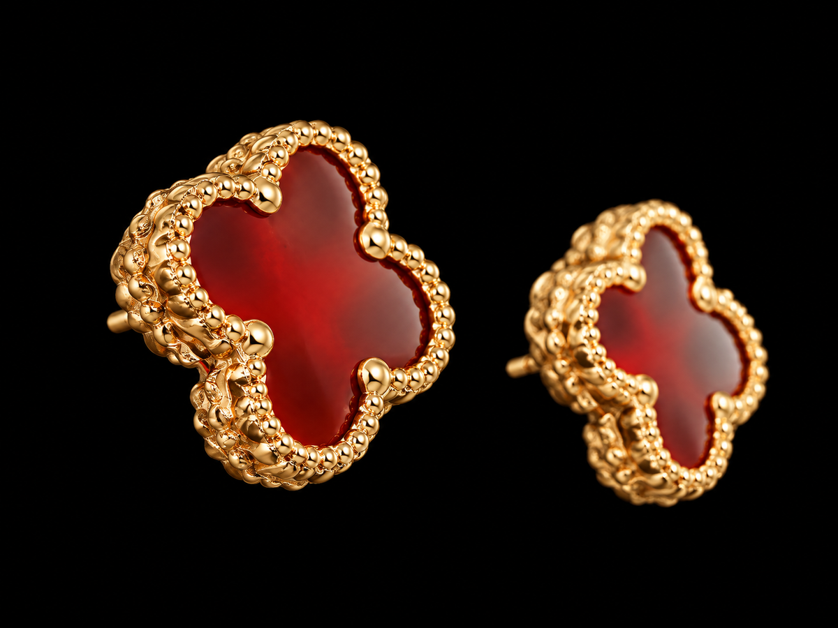Rouge Éternel Red Carnelian Clover Stud Earrings in 10K Yellow Gold – 10.8mm