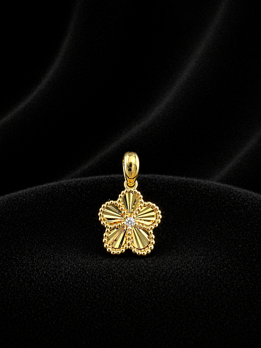 14K Gold Radiant Clover Pendant