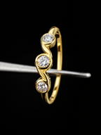 18K Colombian Gold Triple Zirconia Wave Ring – Minimalist Luxury Band (Size 6.5)