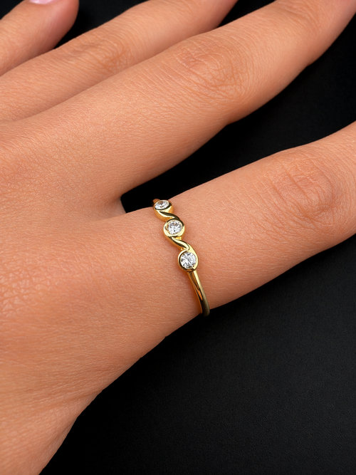 18K Colombian Gold Triple Zirconia Wave Ring – Minimalist Luxury Band (Size 6.5)