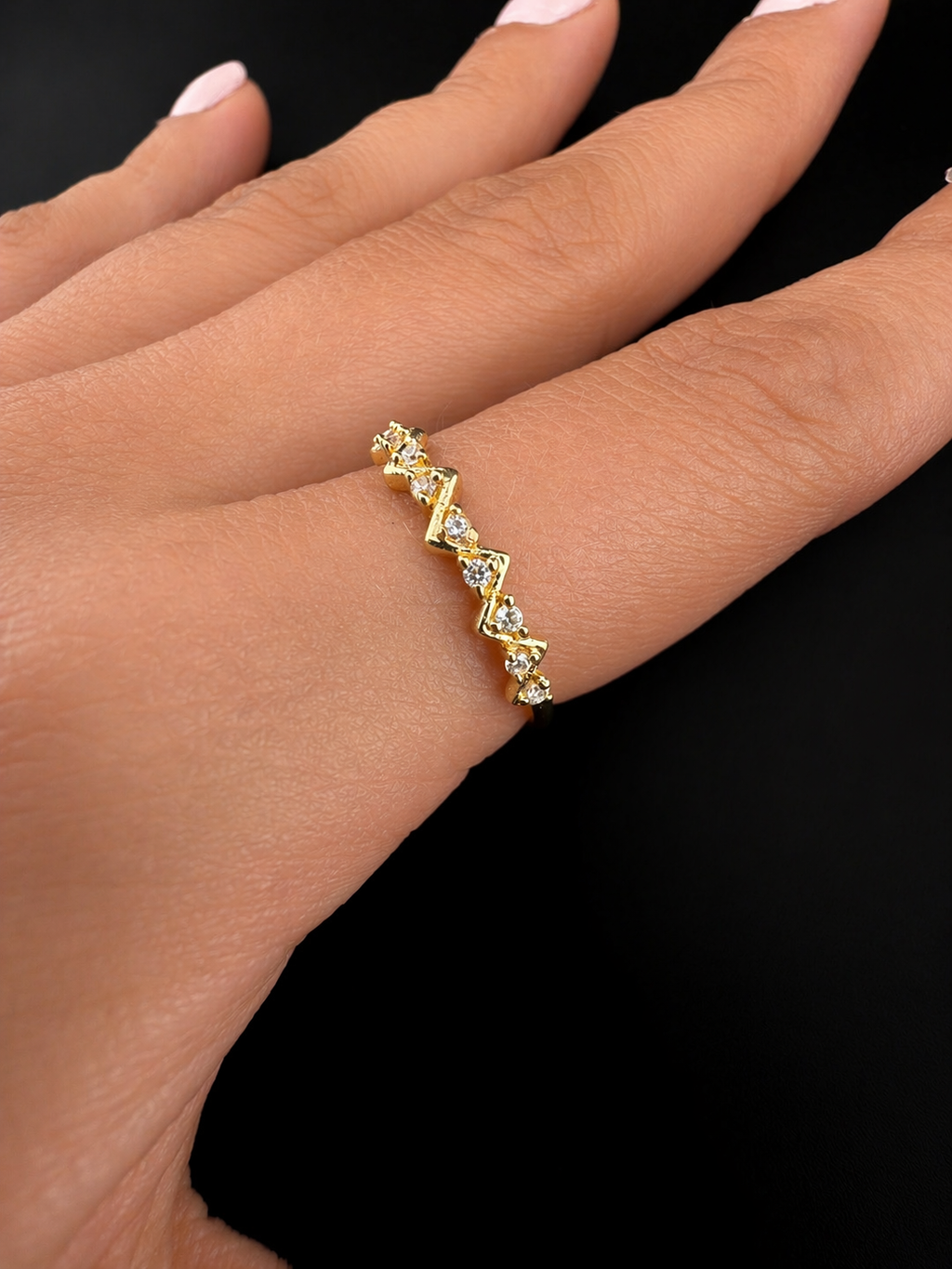18K Colombian Gold Zigzag Zirconia Ring – Elegant Chevron Band Size 7
