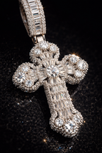 Royal Radiance Cross Pendant. VVS-D |925S